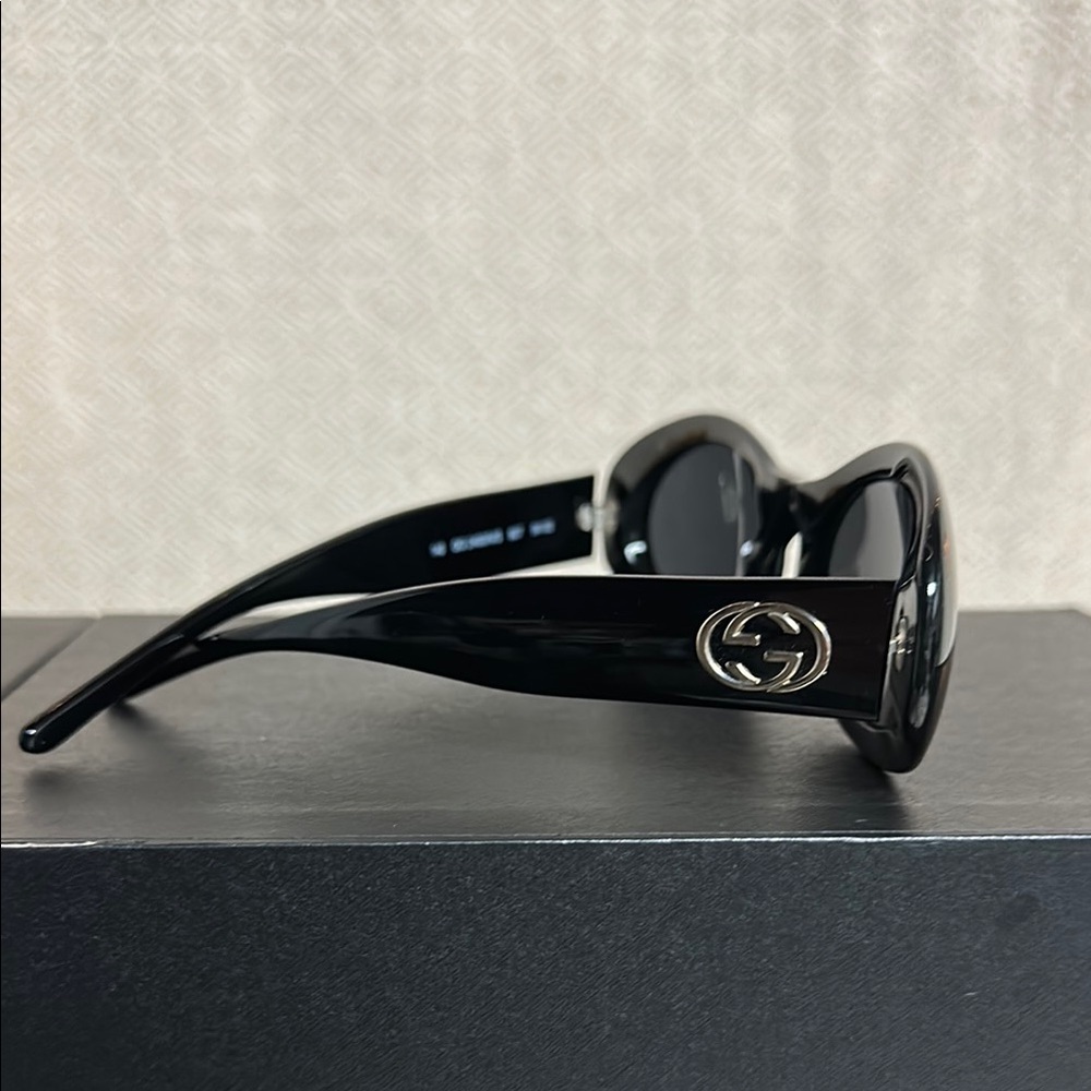 Authentic Gucci GG0061S Oval Black Sunglasses – Trending Y2K/Vintage 90s - Picture 2 of 6